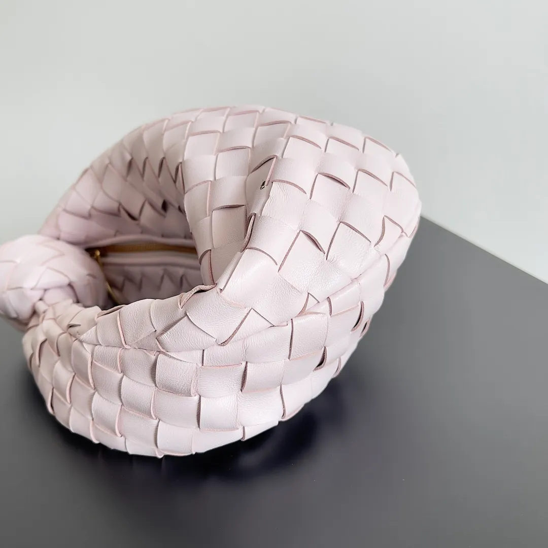 Batch 1120 Bottega veneta͙.——The latest braided and knotted hobo🔥 The top-grade lambskin leather is very soft, the bag shape is unique, practical and durable. It retains the traditional weaving elements while being a bit more flamboyant ~ Made of hand-woven sheepskin, zipper opening and closing, curved seamless structure, effortless to match. Highly recommended⚠️⚠️⚠️ The highest-end in the market🌈 Welcome to compare [Factory equipped with full package] size: 23x15x5cm.   Model: 651876